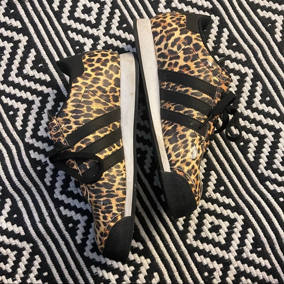 ❣️SOLD❣️Cheetah print adidas sneakers - Picture 4 of 8